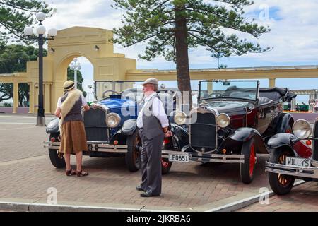 Oldtimer der Jahre 1920s und 1930s können auf der Marine Parade, Napier, Neuseeland, gemietet werden Stockfoto