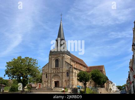 Blick auf die romanische Kirche Saint-Genès aus dem 11.. Jahrhundert in Châteaumeillant im ländlichen Mittelfrankreich. Stockfoto