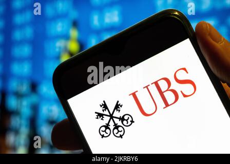 In dieser Abbildung wird das Logo der Schweizer multinationalen Investmentbank und des Finanzdienstleisters UBS Group auf einem Smartphone-Bildschirm angezeigt. Stockfoto