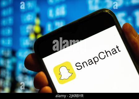 In dieser Abbildung wird das Snapchat-Logo für Multimedia-Nachrichten auf einem Smartphone-Bildschirm angezeigt. Stockfoto