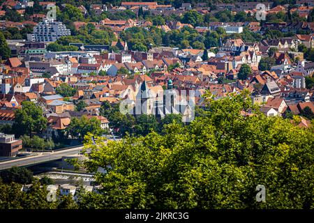 03. August 2022, Niedersachsen, Hameln: Das St. Bonifatius Minster, eine evangelisch-lutherische ehemalige Kloster- und Stiftskirche, steht bei sonnigem Wetter am Rande der Altstadt. Foto: Moritz Frankenberg/dpa Stockfoto