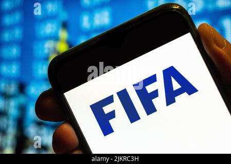 In dieser Abbildung wird das Logo der Fédération Internationale de Football Association (FIFA) auf einem Smartphone-Bildschirm angezeigt. (Foto von Budrul Chukrut / SOPA Images/Sipa USA) Stockfoto