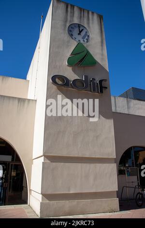 ALGECIRAS, ANDALUSIEN, SPANIEN - 5. NOVEMBER 2021 Bahnhof Algeciras und Logo adif auf Uhrenturm Stockfoto