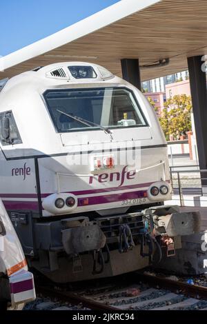 ALGECIRAS, ANDALUSIEN, SPANIEN - 5. NOVEMBER 2021 Detail eines lokalen renfe-Zuges am Bahnhof Algeciras Stockfoto