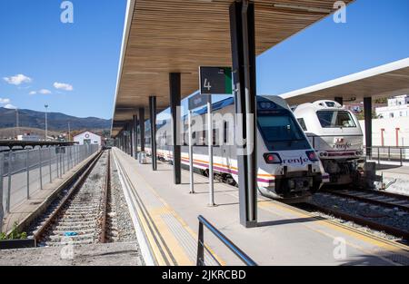 ALGECIRAS, ANDALUSIEN, SPANIEN - 5. NOVEMBER 2021 leerer Bahnsteig und 2 renfe-Züge am Bahnhof Algeciras Stockfoto