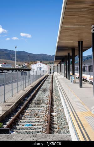 ALGECIRAS, ANDALUSIEN, SPANIEN - 5. NOVEMBER 2021 leerer Bahnsteig und Gleise am Bahnhof Algeciras Stockfoto