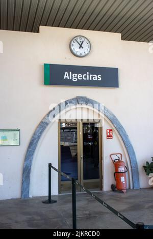 ALGECIRAS, ANDALUSIEN, SPANIEN - 5. NOVEMBER 2021 Vordereingang zum Bahnhof Algeciras Stockfoto