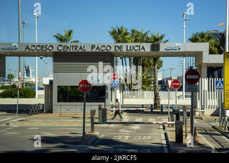 ALGECIRAS, ANDALUSIEN, SPANIEN - 5. NOVEMBER 2021 Tor zum Hafen von Algeciras Stockfoto