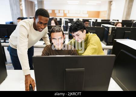 Junge multirassische Studenten mit Computern während der Business-Klasse in der Schule - Fokus auf afrikanischen Kerl Gesicht Stockfoto