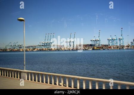 ALGECIRAS, ANDALUSIEN, SPANIEN - 5. NOVEMBER 2021 Reihe von Ladekranen im Hafen von Algeciras Stockfoto