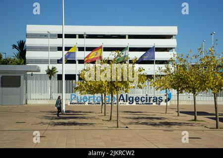 ALGECIRAS, ANDALUSIEN, SPANIEN - 5. NOVEMBER 2021 Bürogebäude für den Hafen von Algeciras Stockfoto