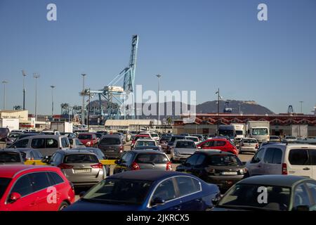 ALGECIRAS, ANDALUSIEN, SPANIEN - 5. NOVEMBER 2021 geparkte Autos und Ladekrane im Hafen von Algeciras Stockfoto