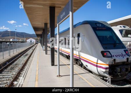 ALGECIRAS, ANDALUSIEN, SPANIEN - 5. NOVEMBER 2021 Bahnsteig und renfe-Zug am Bahnhof Algeciras Stockfoto