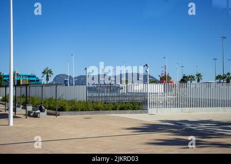 ALGECIRAS, ANDALUSIEN, SPANIEN - 5. NOVEMBER 2021 Hafen von Algeciras und Malta im Hintergrund Stockfoto