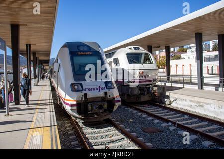 ALGECIRAS, ANDALUSIEN, SPANIEN - 5. NOVEMBER 2021 zwei renfe-Züge am Bahnhof Algeciras Stockfoto