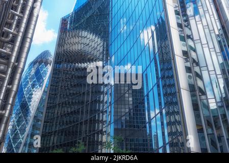 London, Großbritannien. Juli 9. 2022 Glasfrontbüros des internationalen Banken- und Finanzviertels der City of London, Großbritannien. Stockfoto