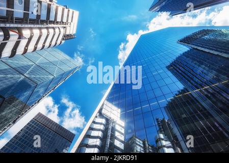 London, Großbritannien. Juli 9. 2022 Glasfrontbüros des internationalen Banken- und Finanzviertels der City of London, Großbritannien. Stockfoto