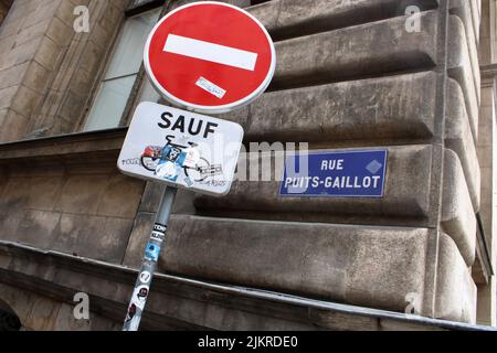 Abstrakter Eckblick auf die berühmte Rue Puits-Gaillot, wo sich das Hotel de Ville im Zentrum von Lyon in Frankreich befindet. Stockfoto