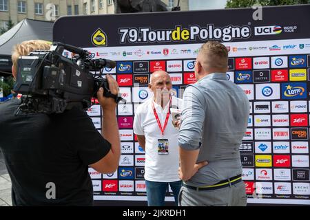 Chelm, Lubelskie, Polen - 31. Juli 2022: 79 Tour de Pologne, Czeslaw lang gibt ein Interview mit TVP Info Stockfoto