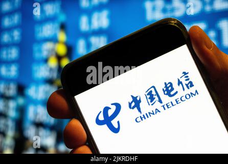 China. 25.. Juli 2022. In dieser Abbildung wird das Logo des staatlichen chinesischen Telekommunikationsunternehmens China Telecom auf einem Smartphone-Bildschirm angezeigt. (Bild: © Budrul Chukrut/SOPA Images via ZUMA Press Wire) Stockfoto