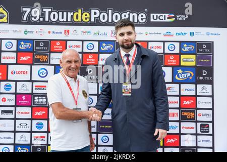 Chelm, Lubelskie, Polen - 31. Juli 2022: 79 Tour de Pologne, Race Director Czeslaw lang und Chelm Bürgermeister Jakub Banaszek Stockfoto