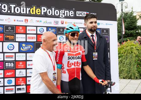 Chelm, Lubelskie, Polen - 31. Juli 2022: 79 Tour de Pologne, Race Director Czeslaw lang, Radfahrer Kamil Malecki und Chelm Bürgermeister Jakub Banaszek Stockfoto