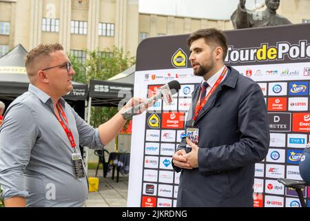 Chelm, Lubelskie, Polen - 31. Juli 2022: 79 Tour de Pologne, der Bürgermeister der Stadt Chełm, Jakub Banaszek, gibt ein Interview mit der TVP Info Stockfoto