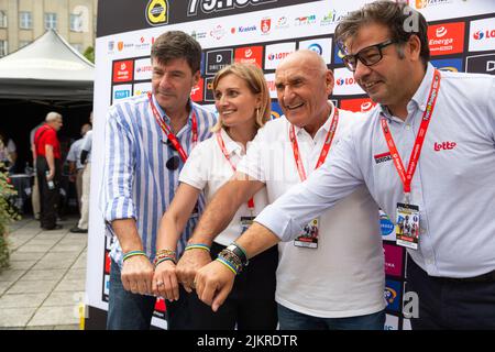 Chelm, Lubelskie, Polen - 31. Juli 2022: Tour de Pologne 79, Präsident CPA Gianni Bugno mit Agata lang, Renndirektor Czeslaw lang und John Lelangue Stockfoto