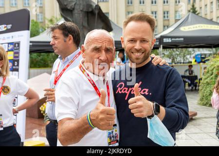 Chelm, Lubelskie, Polen - 31. Juli 2022: 79 Tour de Pologne, Czeslaw lang, Renndirektor, mit Sebastian Parfjanowicz, einem Sportjournalisten Stockfoto