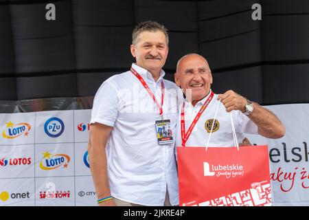 Chelm, Lubelskie, Polen - 31. Juli 2022: Tour de Pologne, Zdzislaw Szwed, Stadtrat der Woiwodschaft Lubelskie und Czeslaw lang 79 Stockfoto
