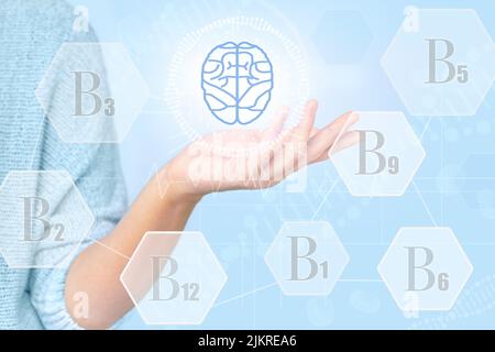 B Vitaminsymbole auf einem virtuellen digitalen Bildschirm. Nahrungsergänzungsmittel und Gesundheitsversorgung. Stockfoto