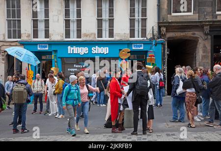 Stadtzentrum, Edinburgh, Schottland, Großbritannien. 3. August 2022. Wolkiger, dumpfer Morgen im Zentrum der Stadt für die Bewohner und Touristen war die Royal Mile mit Spaziergängen und ein paar Gruppen beschäftigt, die Flyer für EdFringe-Shows verteilten. Kredit: ArchWhite/alamy Live Nachrichten Stockfoto