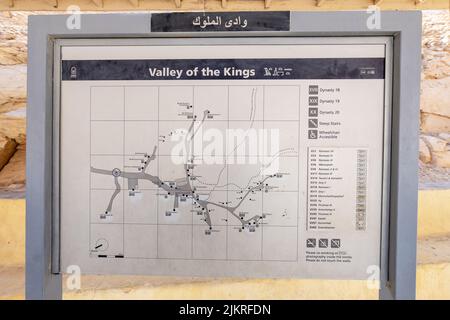 Luxor, Ägypten; 30. Juli 2022 - Ein Schild mit den Gräbern im Tal der Könige, Luxor, Ägypten. Stockfoto