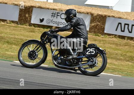 Mike Farrell, Zach Burns, Rudge Syndicate TT Ulster, 100 Jahre Ulster Grand Prix, Motorräder und Fahrer, die in diesem jahrhundertealten Event mitgespielt haben Stockfoto