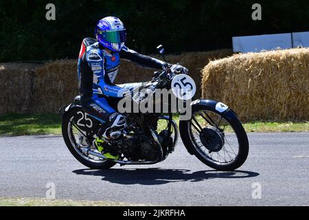 Jenny Tinmouth, Rudge Syndicate TT Ulster, 100 Jahre Ulster Grand Prix, Fahrräder und Fahrer, die in diesem jahrhundertealten Event, Goodwood, zu sehen waren Stockfoto