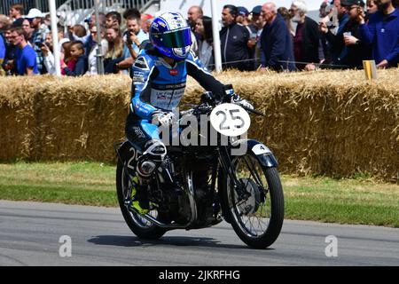 Jenny Tinmouth, Rudge Syndicate TT Ulster, 100 Jahre Ulster Grand Prix, Fahrräder und Fahrer, die in diesem jahrhundertealten Event, Goodwood, zu sehen waren Stockfoto