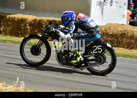 Jenny Tinmouth, Rudge Syndicate TT Ulster, 100 Jahre Ulster Grand Prix, Fahrräder und Fahrer, die in diesem jahrhundertealten Event, Goodwood, zu sehen waren Stockfoto