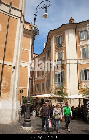 Gruppe von Touristen in Piazza di Sant'Ignazio in Rom eingeben Stockfoto