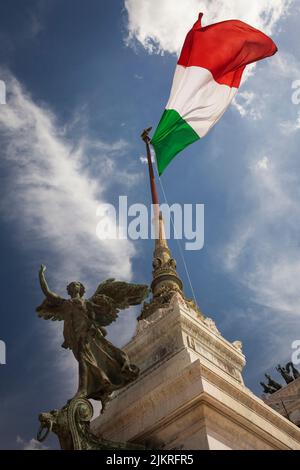 Die italienische Flagge flattert über dem Nationaldenkmal Vittorio Emmanuelle II in Rom Stockfoto