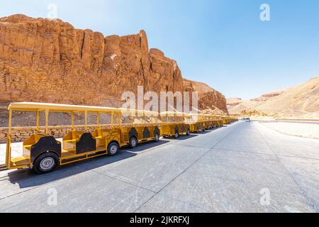 Luxor, Ägypten; 30. Juli 2022 - der Elektrozug, der zum Eingang des Tals der Könige, Luxor, Ägypten, fährt. Stockfoto