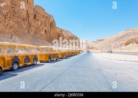 Luxor, Ägypten; 30. Juli 2022 - der Elektrozug, der zum Eingang des Tals der Könige, Luxor, Ägypten, fährt. Stockfoto