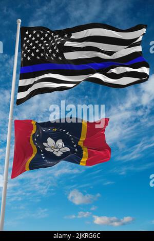 Dünne blaue Linienflagge der USA mit kleinerer Flagge des Staates Mississippi, USA bei bewölktem Himmel vor Hintergrund. Vereinigte Staaten von Amerika Polizeiflagge. Platz für V kopieren Stockfoto