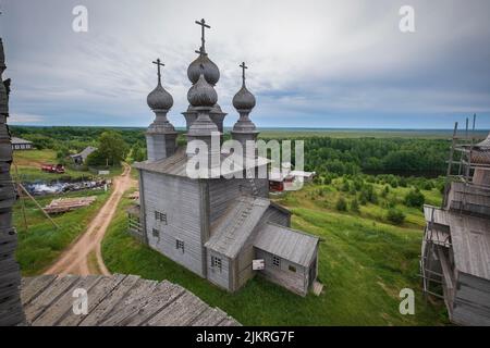 Nikolaikirche im Dorf Worzogory im Onega-Gebiet der Region Archangelsk in Russland, Blick vom Glockenturm Stockfoto