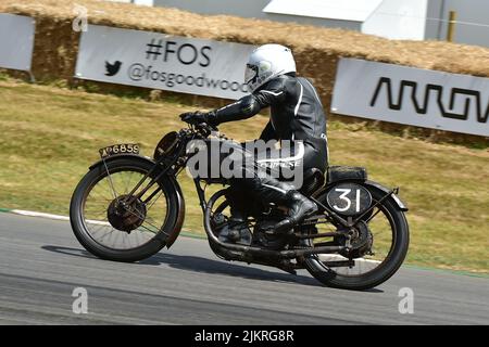 Mike Farrall, Rudge TT Ulster, 100 Jahre Ulster Grand Prix, Fahrräder und Fahrer, die in diesem jahrhundertealten Event, Goodwood Festival of, zu sehen waren Stockfoto