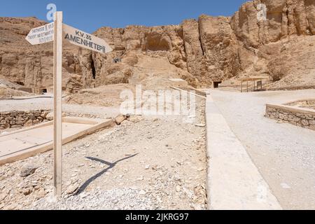 Luxor, Ägypten; 30. Juli 2022 - Eingang zu den Gräbern im Tal der Könige, Luxor, Ägypten. Stockfoto