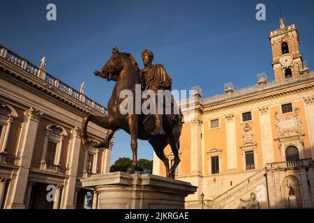 Piazza del Campidoglio mit der Reiterstatue Marco Aurelio und den Kapitolinischen Museen im Hintergrund, Rom Stockfoto