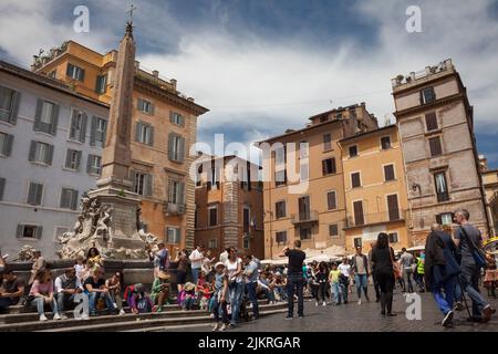 Fontana del Pantheon mit seinem ägyptischen Obelisken auf der Piazza della Rotonda, Rom Stockfoto