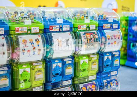 Bangkok, Thailand - 11. Februar 2022, im Centra gibt es hellgrüne und blaue Gashapon-Automaten, eine Vielzahl von Verkaufsautomaten, die Kapselspielzeug ausgeben Stockfoto