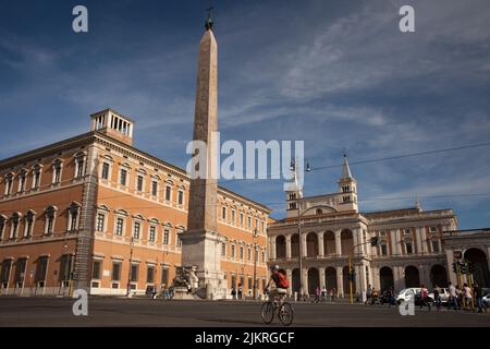 Piazza von Giovanni Paolo II mit der Archbasilika des heiligen Johannes Lateran im Hintergrund, Rom Stockfoto