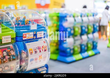 Bangkok, Thailand - 11. Februar 2022, im Centra gibt es hellgrüne und blaue Gashapon-Automaten, eine Vielzahl von Verkaufsautomaten, die Kapselspielzeug ausgeben Stockfoto